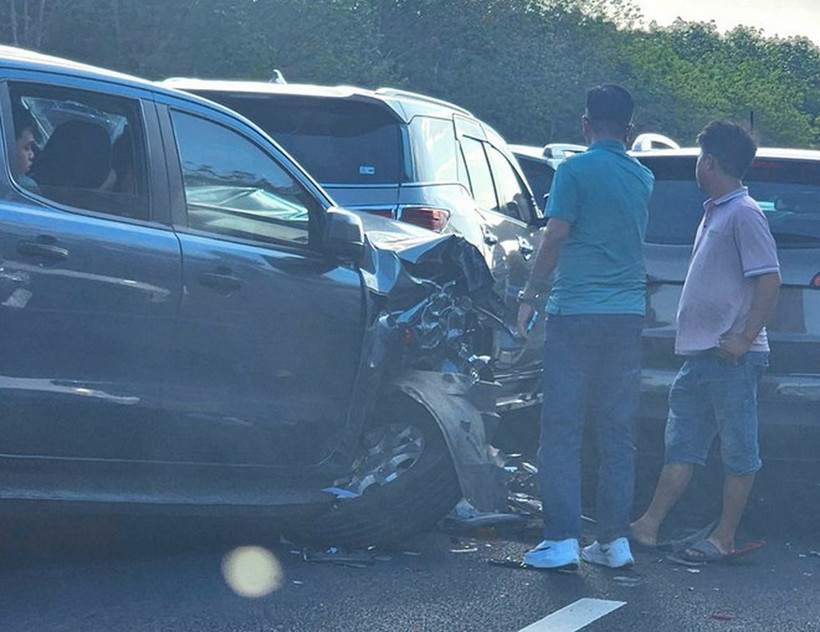 Hiện trường vụ tai nạn liên hoàn trên cao tốc Phan Thiết-Dầu Giây. (Nguồn: báo Lao động)