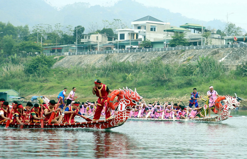 Các đội đua tranh tài quyết liệt. (Ảnh: Quang Cường/TTXVN)