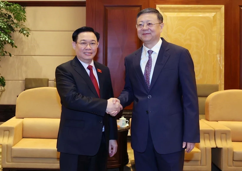 Chủ tịch Quốc hội Vương Đình Huệ gặp ông Trần Cát Ninh, Bí thư Thành uỷ Thượng Hải. (Ảnh: Nhan Sáng/TTXVN)