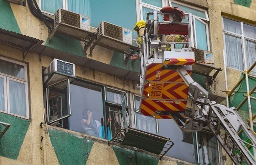 Lực lượng chức năng nỗ lực giải cứu người bị mắc kẹt tại hiện trường vụ cháy tòa nhà New Lucky House ở Hong Kong (Trung Quốc). (Ảnh: SCNP/TTXVN)