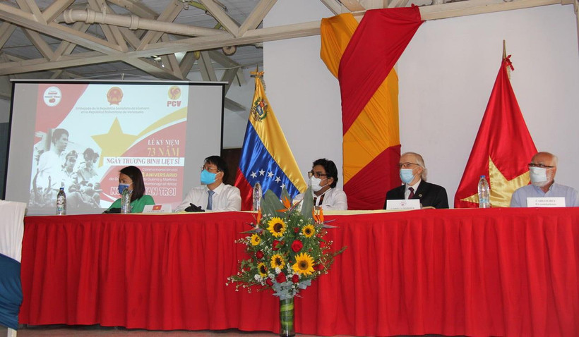 Quang cảnh buổi lễ tri ân các cựu du kích Venezuela. (Nguồn: Đại sứ quán Việt Nam tại Venezuela cung cấp) 