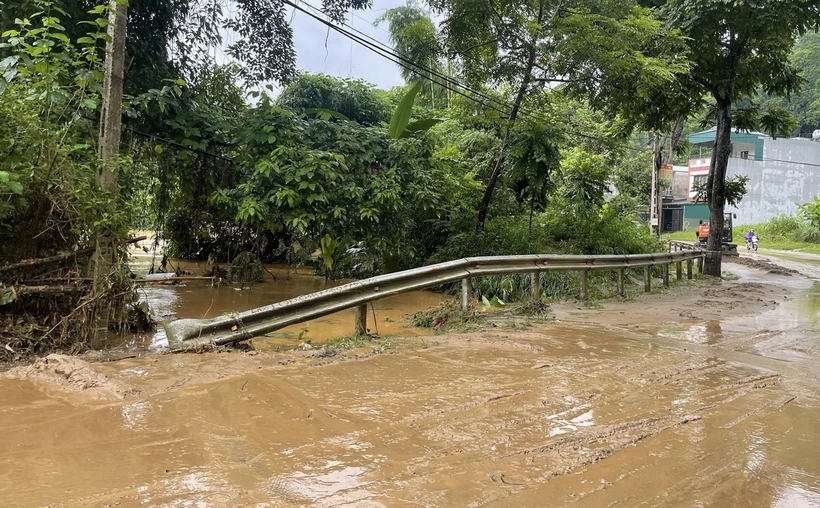 Mưa lớn, nước sông dâng cao gây ngập cục bộ, các phương tiện di chuyển khó khăn trên tuyến đường từ thành phố Lào Cai đi khu du lịch quốc gia Sa Pa. (Ảnh: Quốc Khánh/TTXVN)