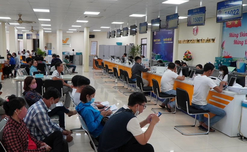 Người dân đến làm thủ tục hành chính tại Trung tâm Hành chính công tỉnh Đồng Tháp. (Ảnh: Nhựt An/TTXVN)