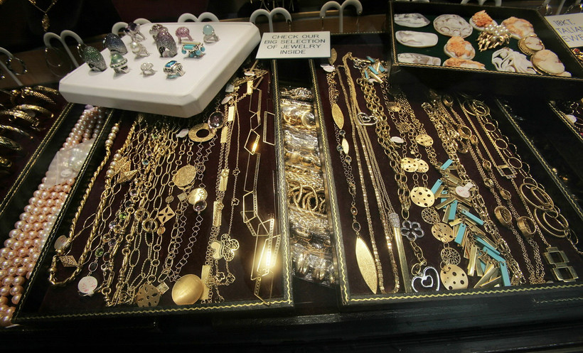 Tại một cửa hàng kim hoàn ở New York (Mỹ). (Ảnh: AFP/TTXVN)