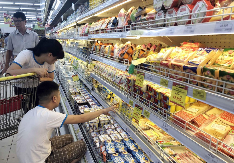 Khách hàng lựa chọn hàng hóa tại siêu thị. (Ảnh: Trần Việt/TTXVN)