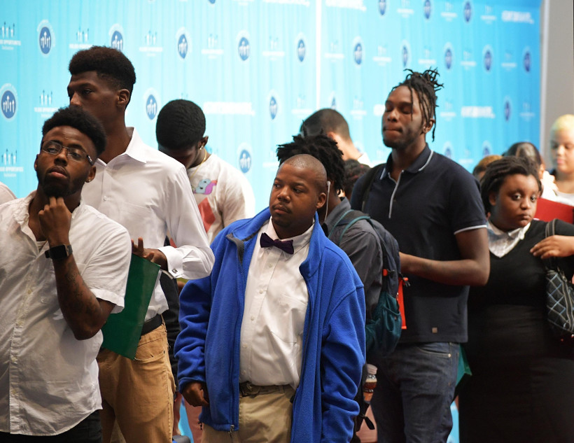 Người lao động xếp hàng chờ xin việc làm tại Washington, DC, Mỹ. (Ảnh: AFP/TTXVN)