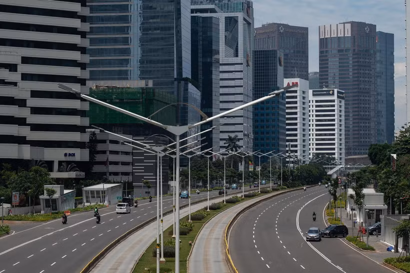 Cảnh vắng vẻ trên đường phố tại Jakarta, Indonesia trong bối cảnh dịch COVID-19 lan rộng. (Ảnh: THX/TTXVN)