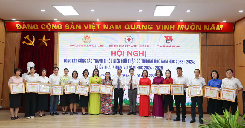 Các tập thể có thành tích xuất sắc trong công tác thanh thiếu niên Chữ thập đỏ trường học nhận khen thưởng. (Ảnh: Thanh Tùng/TTXVN)