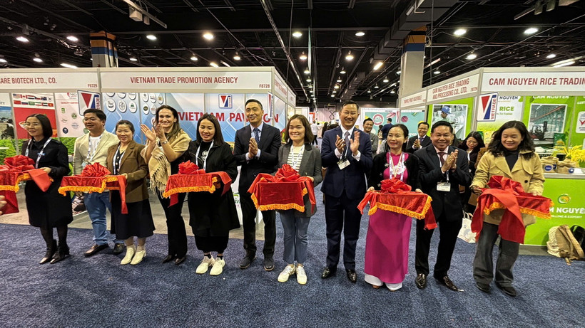 Đại diện các gian hàng Việt Nam tại lễ khai mạc. (Ảnh: Thanh Tuấn/TTXVN)