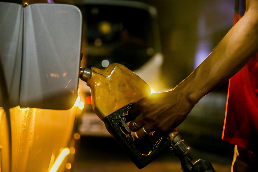 Bơm xăng cho phương tiện tại trạm xăng ở Quezon, Philippines. (Ảnh: THX/TTXVN)