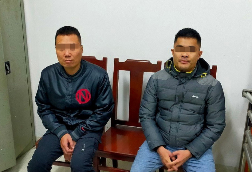 Hai đối tượng bị triệu tập làm việc tại cơ quan công an. (Ảnh: TTXVN phát)