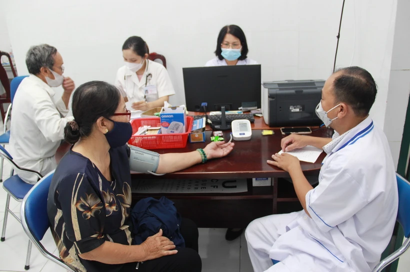 Người dân thành phố Nha Trang khám bệnh tại Trạm Y tế phường Phương Sài, thành phố Nha Trang. (Ảnh: Phan Sáu/TTXVN)