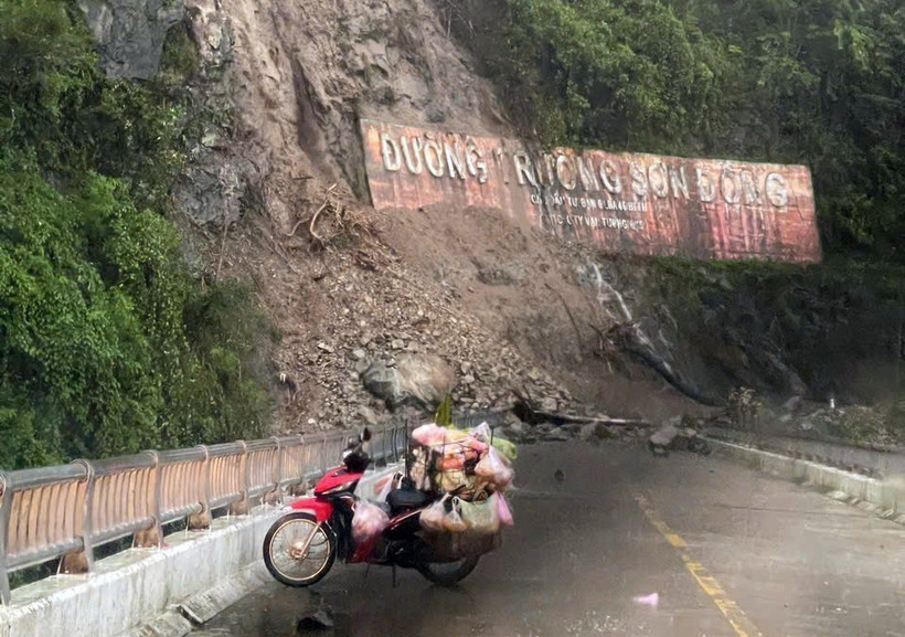 Đường Trường Sơn Đông đoạn qua xã Ngọc Tem bị sạt lở sáng 6/11, gây tắc đường. (Ảnh: Cao Nguyên/TTXVN)