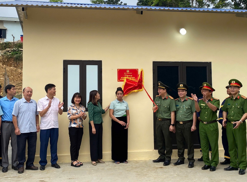 Lãnh đạo Công an tỉnh Điện Biên và huyện Điện Biên bàn giao nhà cho các hộ dân. (Ảnh: TTXVN phát)