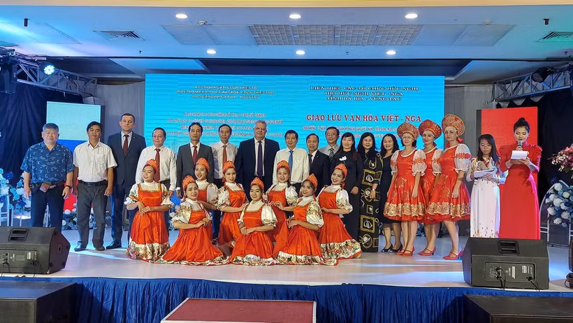 Các đại biểu chụp hình lưu niệm tại buổi giao lưu. (Ảnh: Đoàn Mạnh Dương/TTXVN)