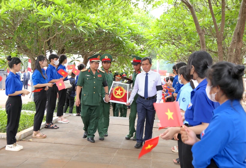 Ông Hồ Văn Niên (phải), Ủy viên Ban Chấp hành Trung ương Đảng, Bí thư tỉnh ủy tỉnh Gia Lai tiến đưa hài cốt sĩ quân tình nguyện và chuyên gia Việt Nam hy sinh ở Campuchia về với đất mẹ. (Ảnh: Quang Thái/TTXVN)