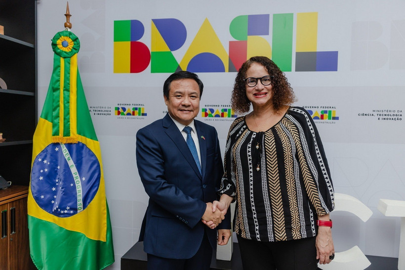 Đại sứ Việt Nam tại Brazil Bùi Văn Nghị và Bộ trưởng Khoa học, Công nghệ và Đổi mới sáng tạo Luciana Santos tại buổi làm việc. (Ảnh: Đại sứ quán Việt Nam tại Brazil)