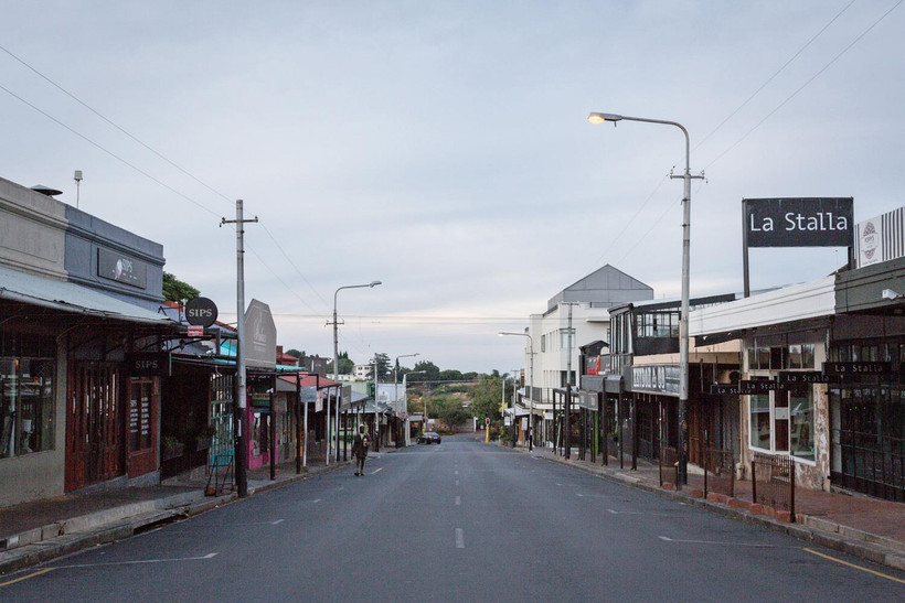 Một tuyến phố vắng vẻ do dịch COVID-19 tại Johannesburg, Nam Phi. (Ảnh: THX/TTXVN)