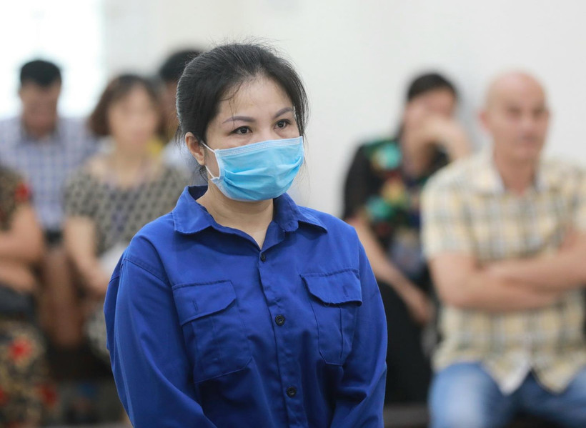 Bị cáo Nguyễn Thị Vững, cựu Thượng úy Cục cảnh sát phòng chống tội phạm buôn lậu Bộ Công an khai báo trước tòa. (Ảnh: Doãn Tấn/TTXVN)