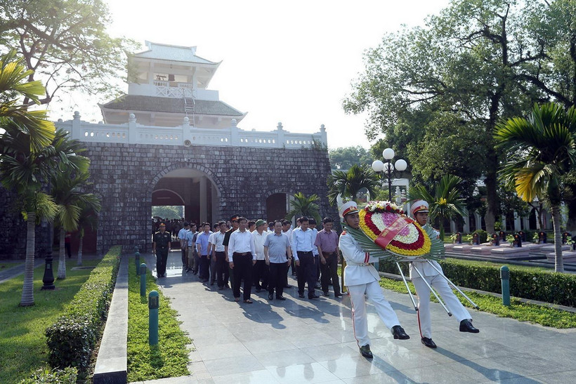 Đoàn đại biểu tỉnh Điện Biên đến đặt vòng hoa tưởng niệm các Anh hùng, liệt sỹ tại Nghĩa trang liệt sỹ A1. (Ảnh: Phan Tuấn Anh/TTXVN)