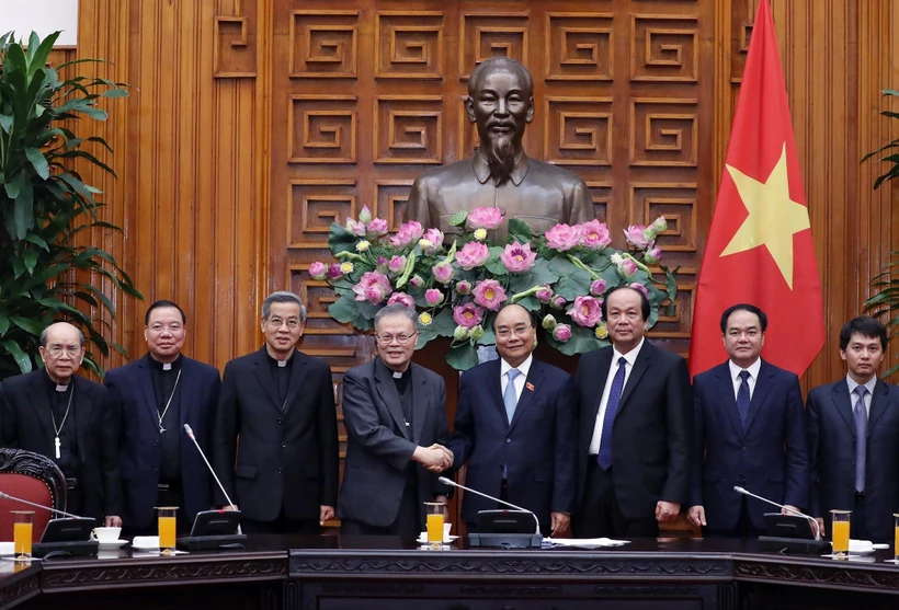 Thủ tướng Nguyễn Xuân Phúc cùng đoàn Hội đồng Giám mục Việt Nam. (Ảnh: Thống Nhất/TTXVN)