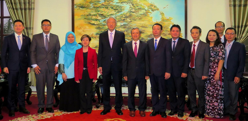 Phó Thủ tướng, Bộ trưởng Điều phối An ninh quốc gia Singapore Tiêu Chí Hiền chụp ảnh lưu niệm với lãnh đạo tỉnh Thừa Thiên-Huế. (Ảnh: Tường Vi/TTXVN)