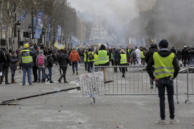 Xung đột giữa cảnh sát chống bạo động và người biểu tình Áo vàng trên Đại lộ Champs-Elysees. (Nguồn: AFP/TTXVN)