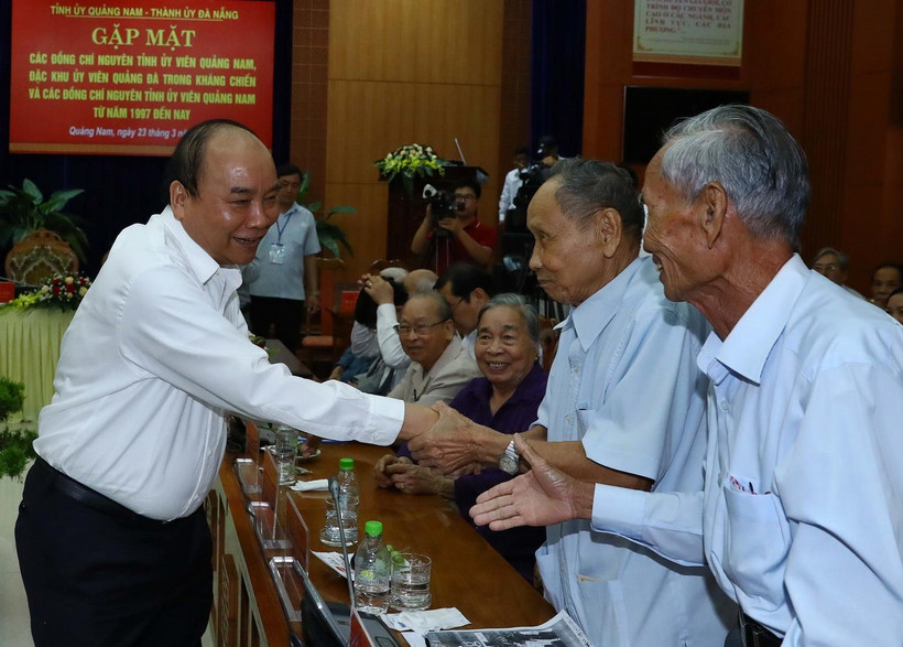 Thủ tướng Nguyễn Xuân Phúc và các đại biểu tại buổi gặp mặt. (Ảnh: Thống Nhất/TTXVN)