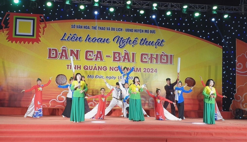 Bà Phạm Thị Lượng cùng CLB Bài chòi Mộ Đức biểu diễn. (Ảnh: Đinh Hương/TTXVN)