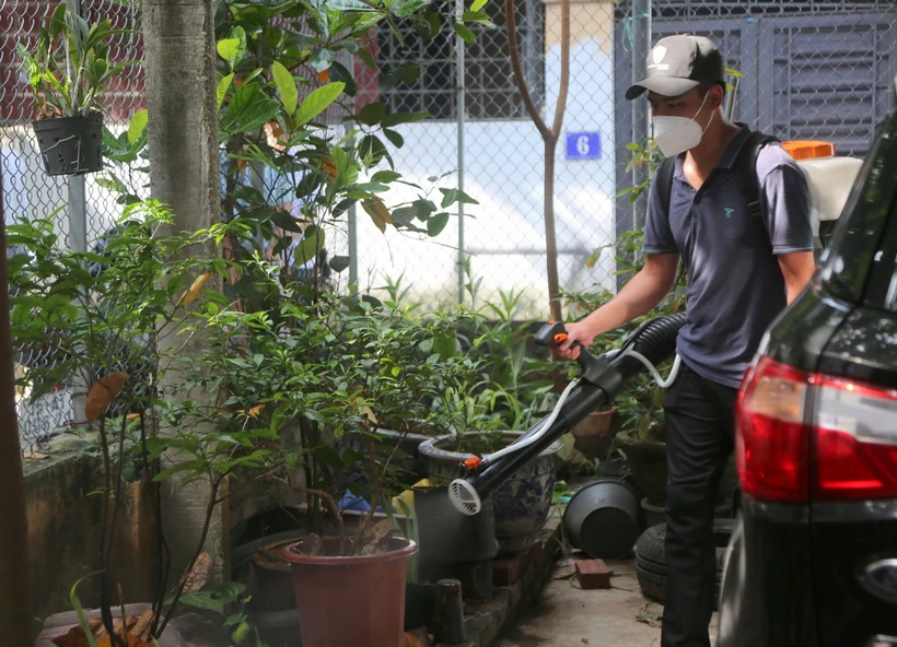 Phun hóa chất diệt muỗi tại một ổ dịch trên địa bàn quận Hải An, thành phố Hải Phòng. (Ảnh: Minh Thu/TTXVN)