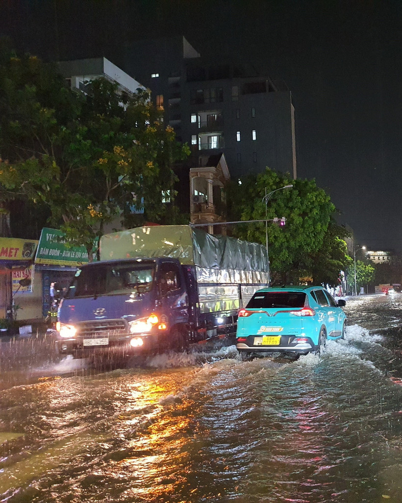 Trên địa bàn thành phố Vĩnh Yên có nơi ngập sâu từ 40 đến 50cm. (Ảnh: Nguyễn Trọng Lịch/TTXVN)