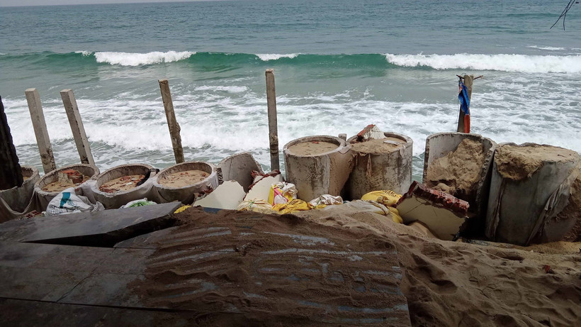 Người dân tự xây dựng nhiều đoạn đê kè để bảo vệ tài sản, song đã không ngăn được triều cường. (Ảnh: Đoàn Hữu Trung/TTXVN)