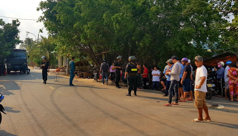 Công an phong tỏa, truy bắt đối tượng Tuấn trên địa bàn huyện Củ Chi. (Ảnh: Thành Chung/TTXVN)