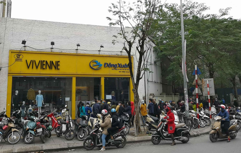 Người dân xếp hàng mua khẩu trang của Công ty Dệt kim Đông Xuân chiều 6/2 vừa qua. (Ảnh: Thanh Tùng/TTXVN)