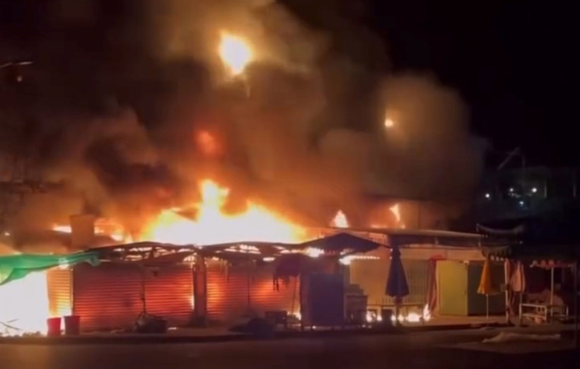 Ngọn lửa bao trùm chợ Mỹ Đức, huyện Châu Phú, tỉnh An Giang. (Ảnh: TTXVN phát)