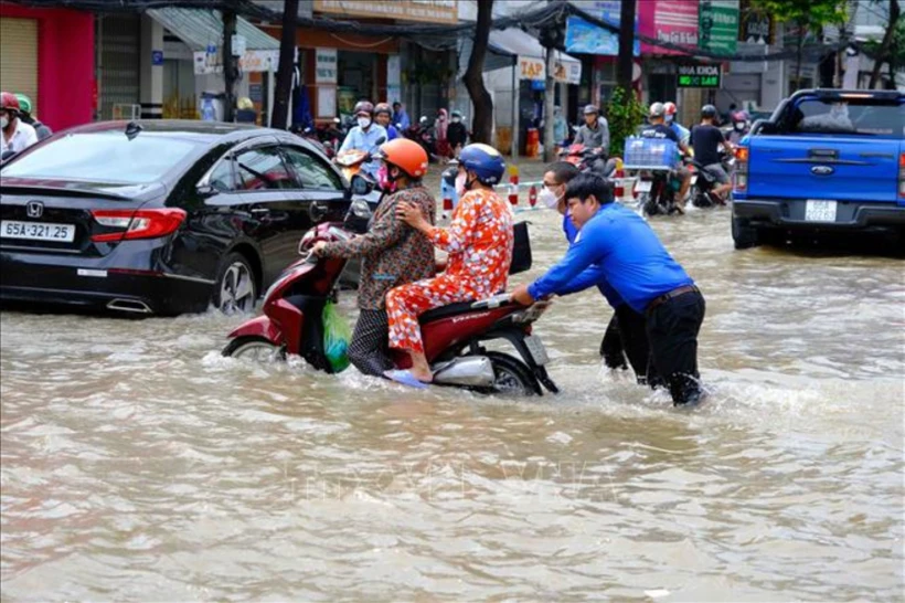 Đường Trần Hưng Đạo, quận Ninh Kiều, thành phố Cần Thơ) ngập sâu trong đợt triều cường đầu tháng 10/2022.(Ảnh: Thanh Liêm/TTXVN)