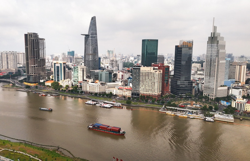 Khu vực trung tâm Thành phố Hồ Chí Minh bên sông Sài Gòn nhìn từ khu đô thị Thủ Thiêm. (Ảnh: Hồng Đạt/TTXVN)