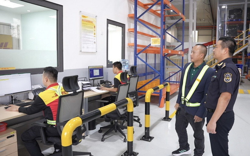 Hoạt động giám sát hải quan trong quản lý thương mại điện tử xuyên biên giới. (Ảnh: TTXVN phát)