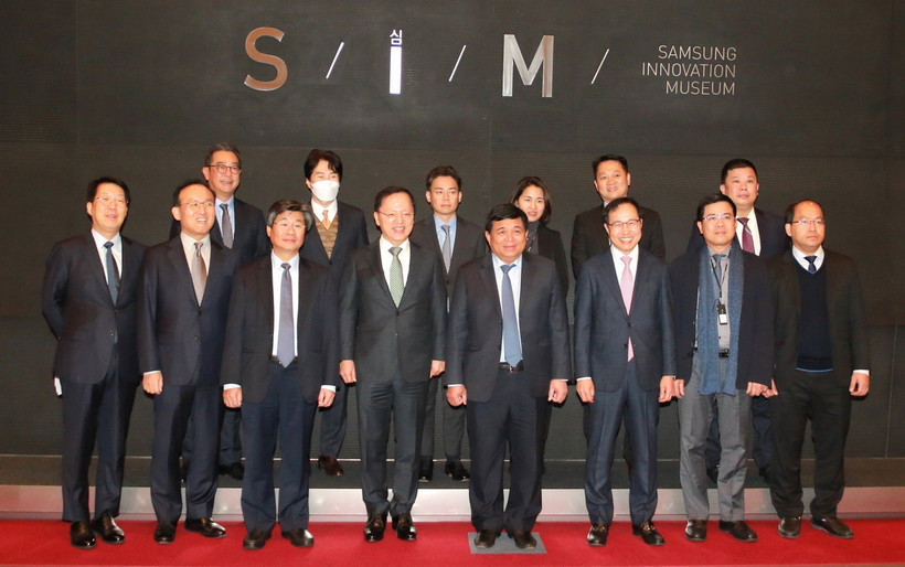Đoàn đại biểu Bộ Kế hoạch và Đầu tư chụp ảnh lưu niệm với Đoàn đại biểu Tập đoàn Samsung tại Viện bảo tàng Đổi mới Samsung (Samsung Innovation Museum) khi tới thăm Tập đoàn Samsung tại Samsung Digital City ở thành phố Suwon, tỉnh Kyungg. (Ảnh: Đức Thắng/TTXVN)