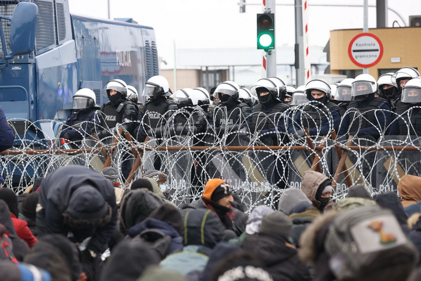 Người di cư tập trung tại khu vực biên giới ở Kuznica (Ba Lan), giáp giới Belarus. (Ảnh: AFP/TTXVN)