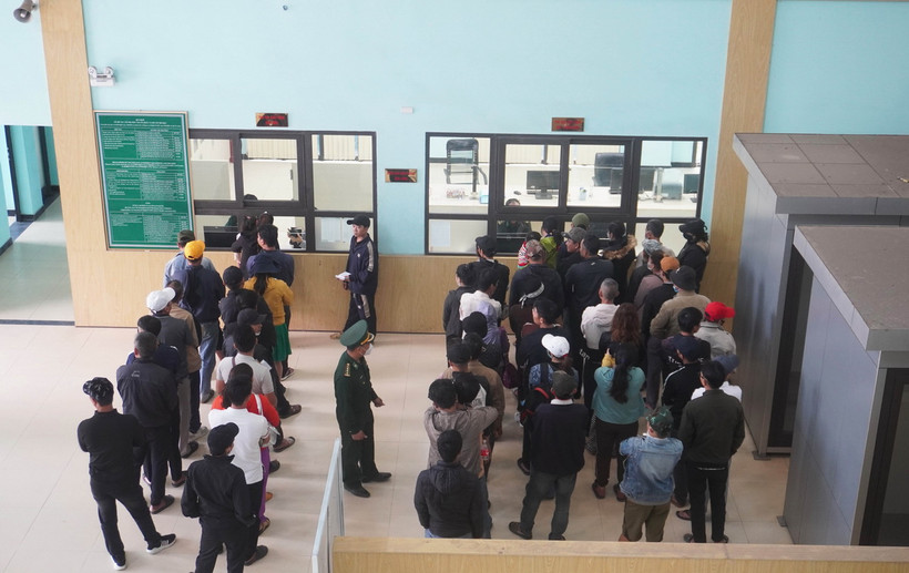 Nhiều người dân làm thủ tục xuất cảnh sang Lào ở Cửa khẩu quốc tế La Lay, tỉnh Quảng Trị. (Ảnh: Nguyên Lý/TTXVN)