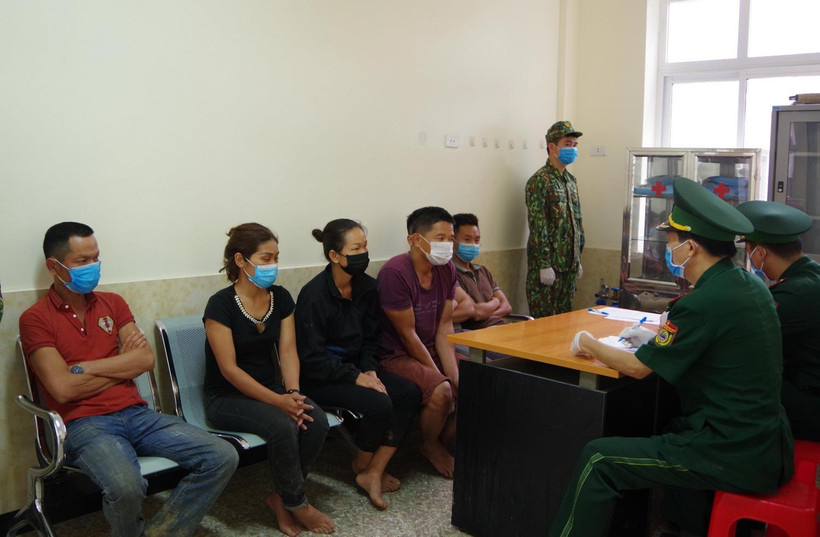 Cán bộ Biên phòng cửa khẩu Tân Thanh, Lạng Sơn lấy lời khai các đối tượng nhập cảnh trái phép ngày 1/8. (Ảnh: Quang Duy/TTXVN)