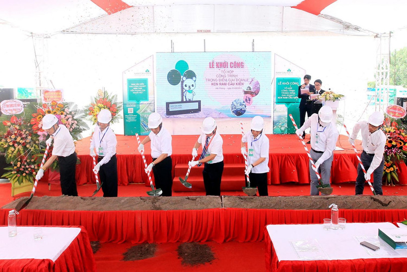 Quang cảnh lễ khởi công tổ hợp công trình hạ tầng và cảnh quan trọng điểm thuộc giai đoạn 2 của Dự án Khu công nghiệp Nam Cầu Kiền. (Ảnh: An Đăng/TTXVN)