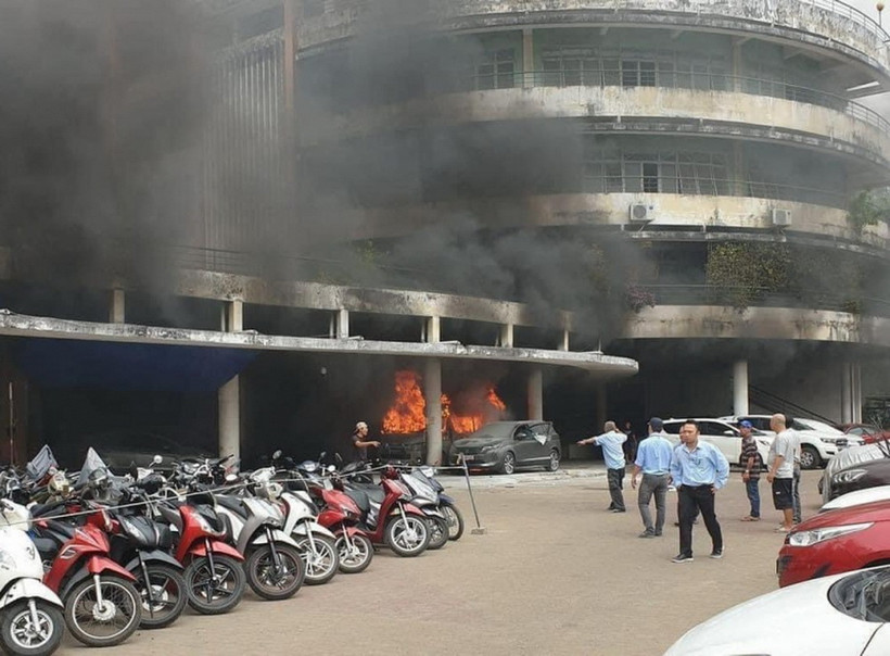 Xe cấp cứu đậu trong bãi xe cháy nghi ngút. (Nguồn: Báo Công an Nhân dân)