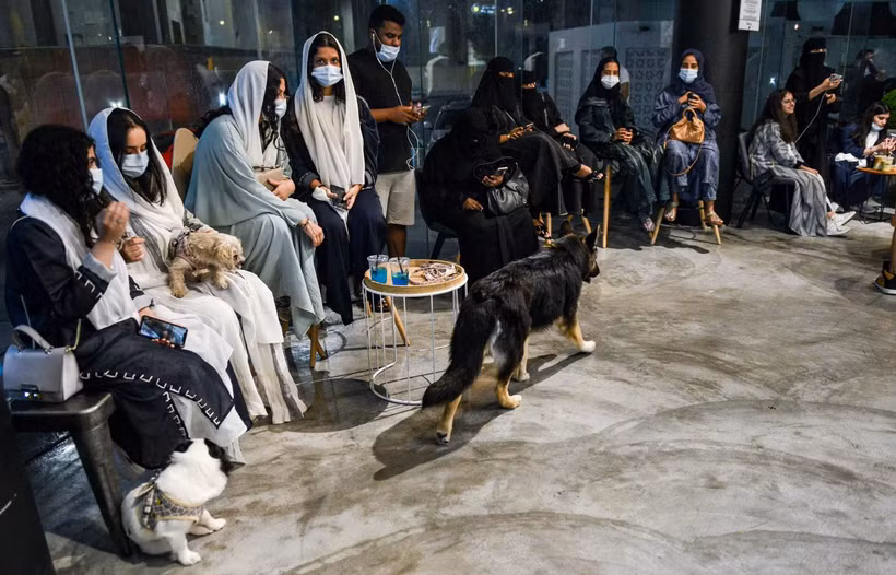 Khách hàng tại quán càphê The Barking Lot ở thành phố Khobar, Saudi Arabia, ngày 25/9 vừa qua. (Ảnh: AFP/TTXVN)