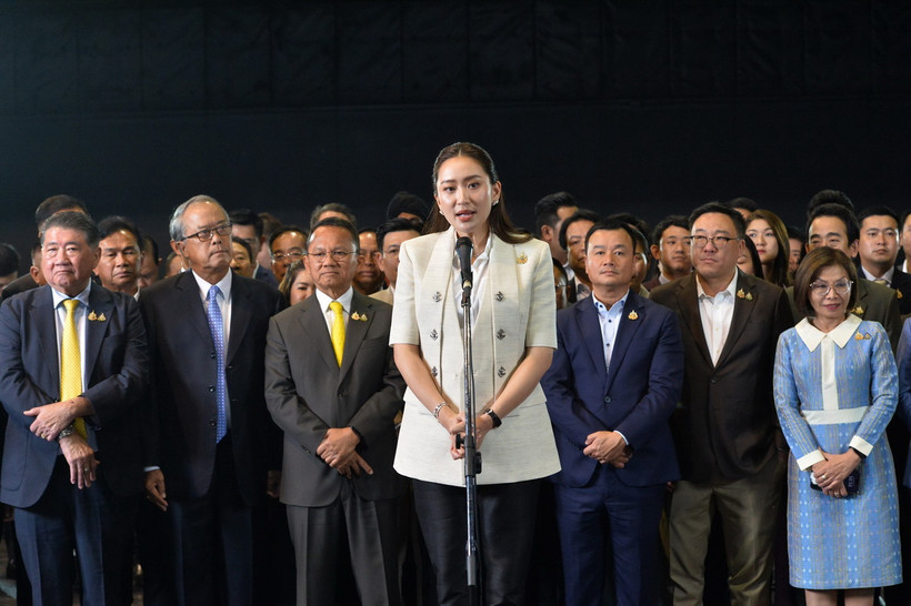 Bà Paetongtarn Shinawatra (giữa) phát biểu họp báo tại thủ đô Bangkok, Thái Lan, ngày 16/8. (Ảnh: THX/TTXVN)