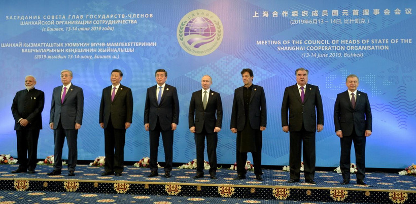 Nguyên thủ quốc gia các nước thành viên Tổ chức Hợp tác Thượng Hải (SCO) chụp ảnh chung tại phiên khai mạc Hội nghị thượng đỉnh SCO ở Bishkek ngày 14/6. (Ảnh: AFP/TTXVN)