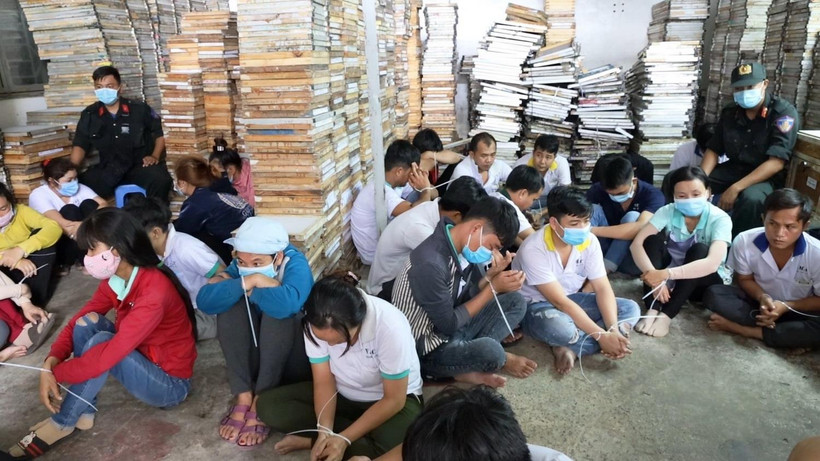 Các đối tượng đánh bạc bị bắt giữ. (Ảnh: Lê Đức Hoảnh/TTXVN)