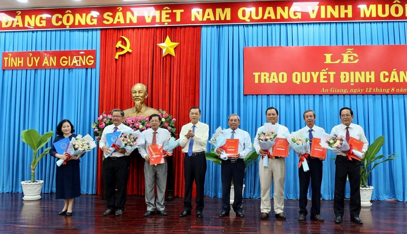 Ông Võ Anh Kiệt, Phó Bí thư Thường trực Tỉnh uỷ An Giang trao quyết định nghỉ hưu cho các cán bộ thuộc diện Ban Thường vụ Tỉnh ủy An Giang quản lý. (Ảnh: Thanh Sang/TTXVN)