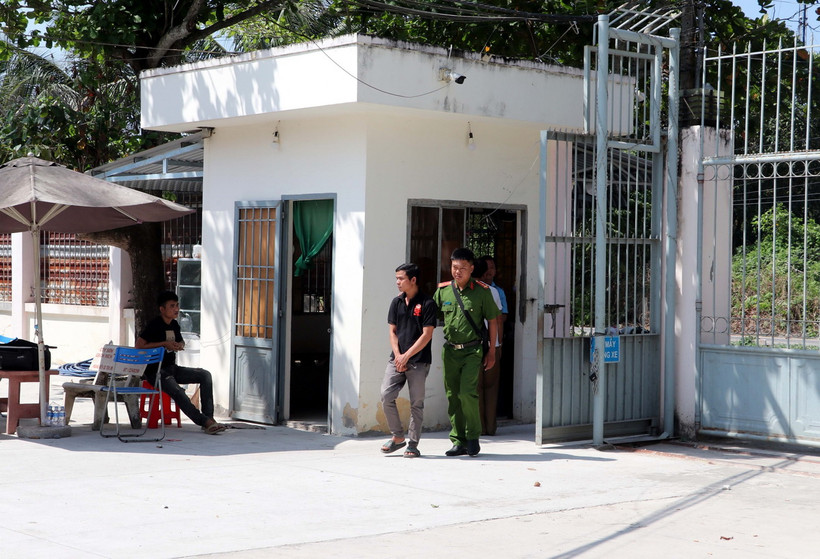 Cán bộ dẫn giải 1 học viên về trại. (Ảnh: Trung Hiếu/TTXVN)